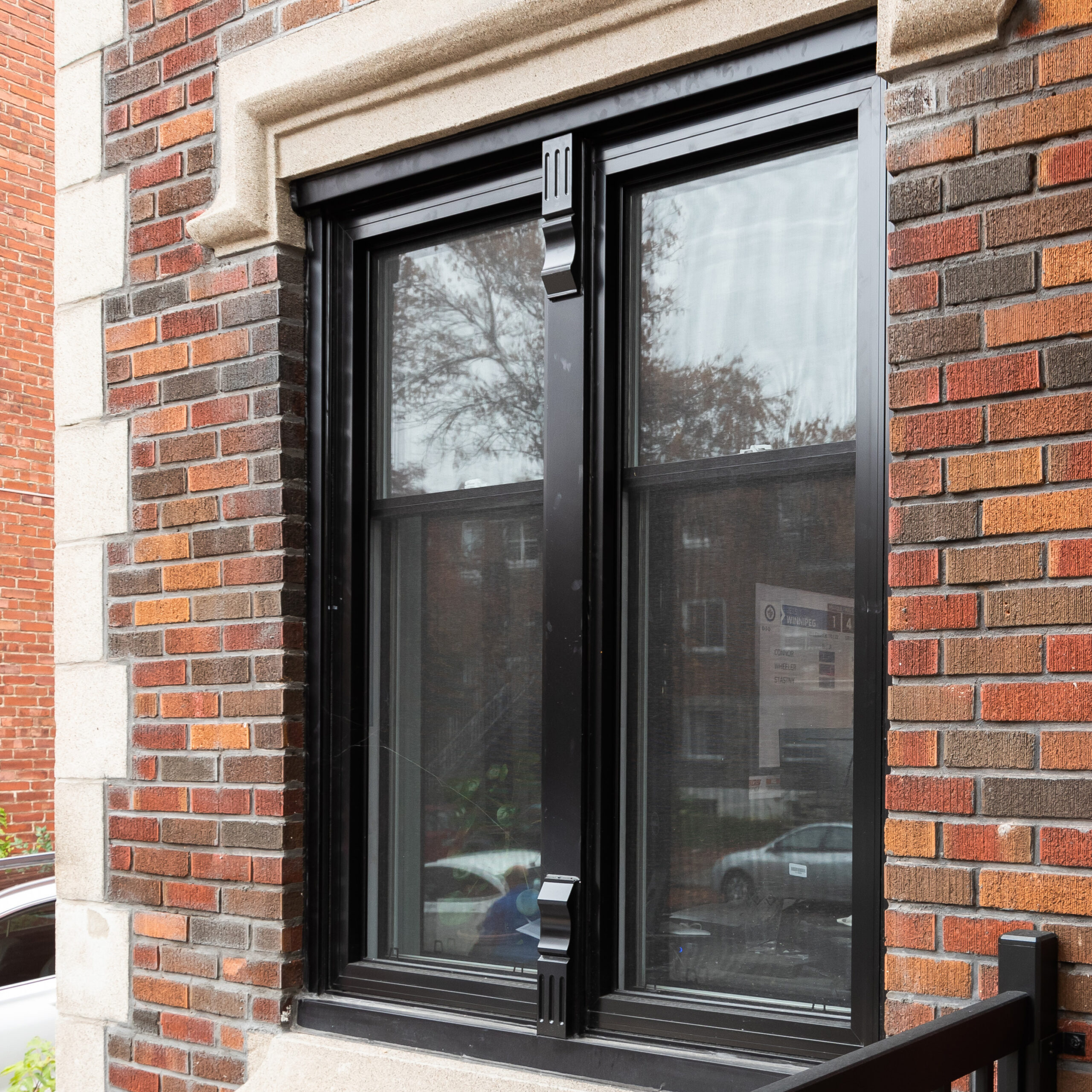Fenêtre à Guillotine VERDUN en PVC ou hybride de style traditionnel