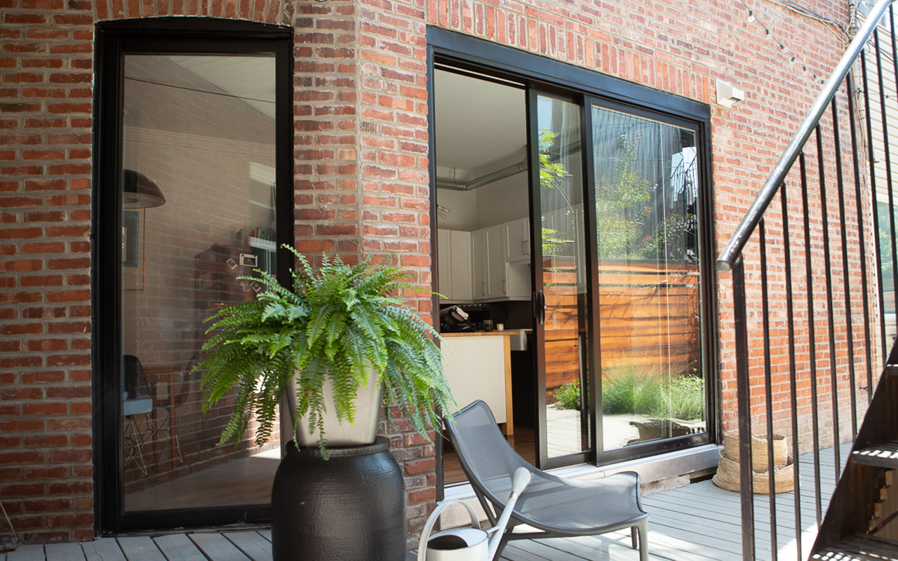 Résidence rénovée à Christophe-Colomb avec portes patio noir